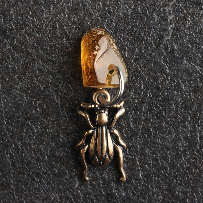 Брелок талисман  Брелок талисман "Скарабей", латунь, янтарь