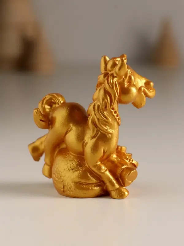 Сувенир полистоун Сувенир полистоун "Золотой конь с богатством" МИКС 5х2,5х6,7 см