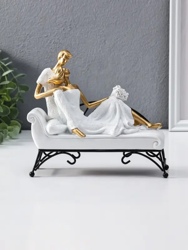 Сувенир полистоун "Парочка лежит на кушетке" бело-золотой 7х21,5х18,5 см