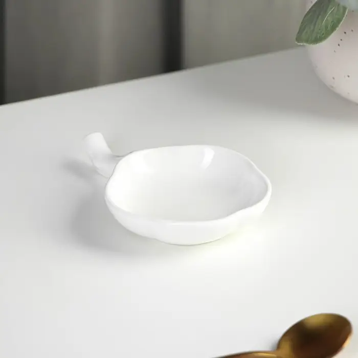 Соусник керамический с ручкой Доляна «Цветочек», 40 мл, 10,5×7 см, цвет белый Соусник керамический с ручкой Доляна «Цветочек», 40 мл, 10,5×7 см, цвет белый