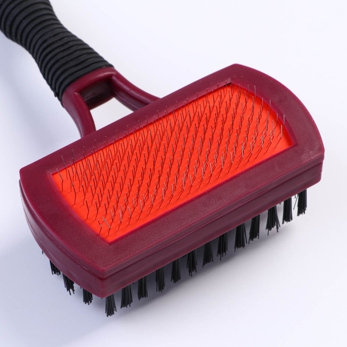 Двухсторонняя пуходёрка-щетка с резиновой ручкой 10 х 16,5 см, бордово-чёрная Двухсторонняя пуходёрка-щетка с резиновой ручкой 10 х 16,5 см, бордово-чёрная