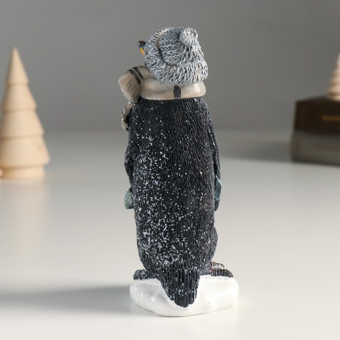 Сувенир полистоун "Пингвин в шапке и шарфе с мешком подарков" 6х6,5х15,5 см