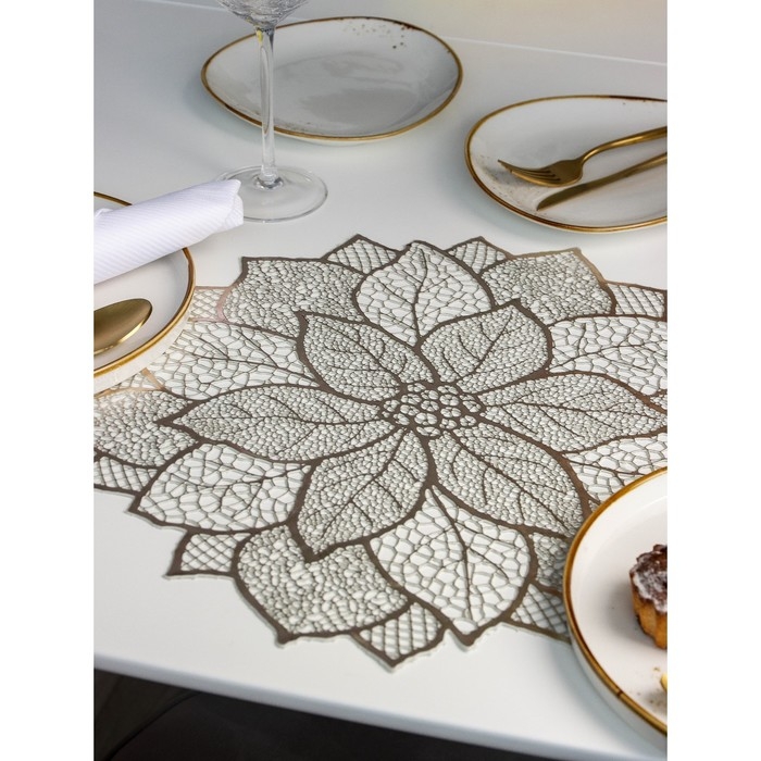 Салфетка сервировочная на стол Доляна «Цветок», d=43 см, цвет золотой