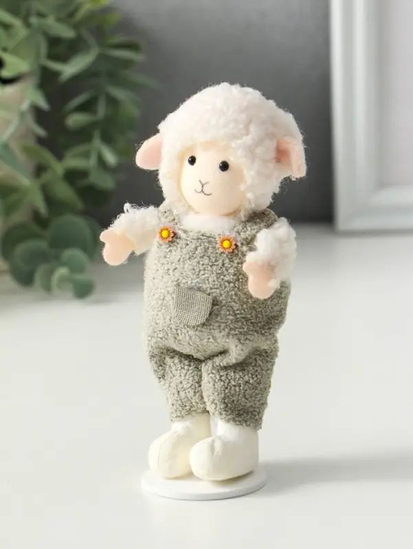 Сувенир  "Белый барашек в зелёно-сером комбинезоне" 4х6,5х13 см