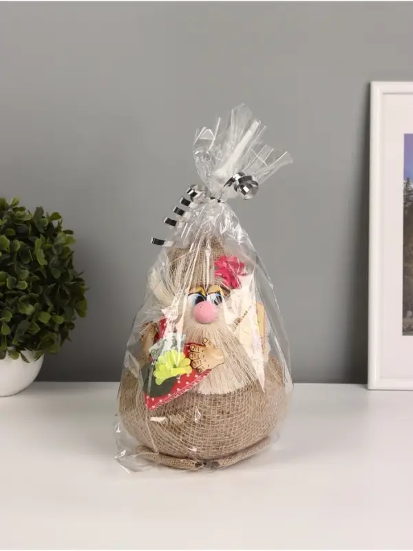 Фигурка - оберег &laquo;Домовой. Васек на мешковине, с красным мешком&raquo;, 26&times;21&times;21 см