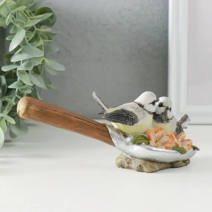 Сувенир полистоун "Синички на лопате, с цветами" 17х5,5х7 см