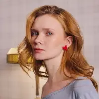 Серьги &laquo;Вытянутые сердечки&raquo;, красные в золоте