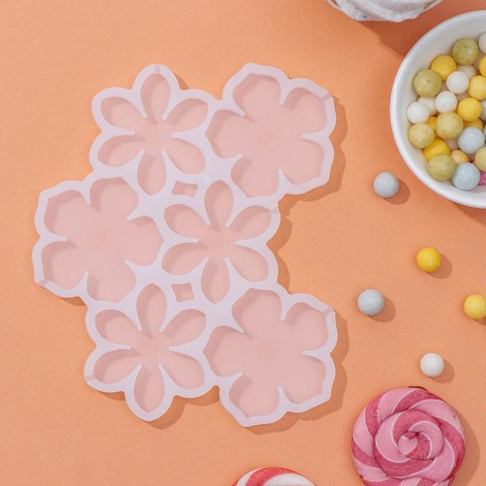 Форма для леденцов «Цветочки», силикон, 14×12×0,7 см, 6 ячеек, цвет белый Форма для леденцов «Цветочки», силикон, 14×12×0,7 см, 6 ячеек, цвет белый