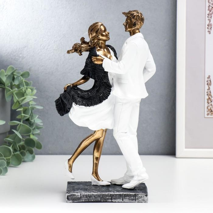 Сувенир полистоун Сувенир полистоун "Влюблённые в белой одежде, с палантином" 25х10х13 см