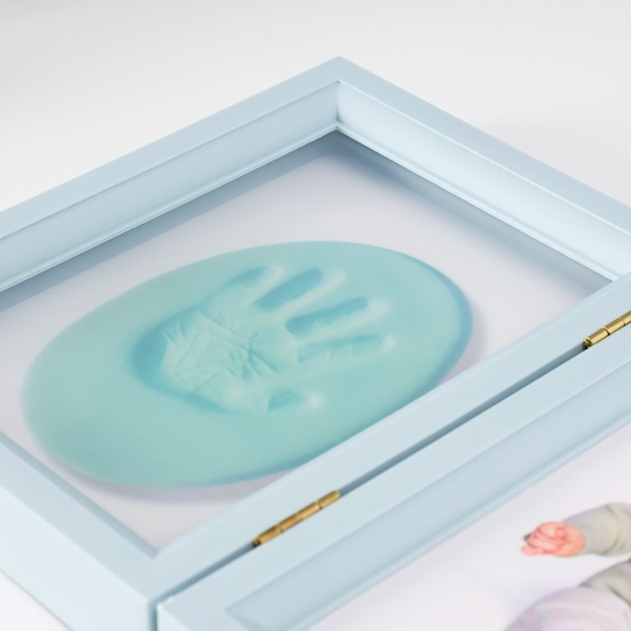 Фоторамка пластик 13х18 см с полим.глиной Фоторамка пластик 13х18 см с полим.глиной "Отпечаток ладошки и ножки" голубая 20,5х46,5 см