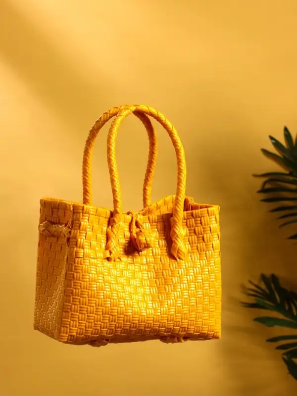 Сумка плетёная пластиковая 23х11х30 см, цв. жёлтый Сумка плетёная пластиковая 23х11х30 см, цв. жёлтый