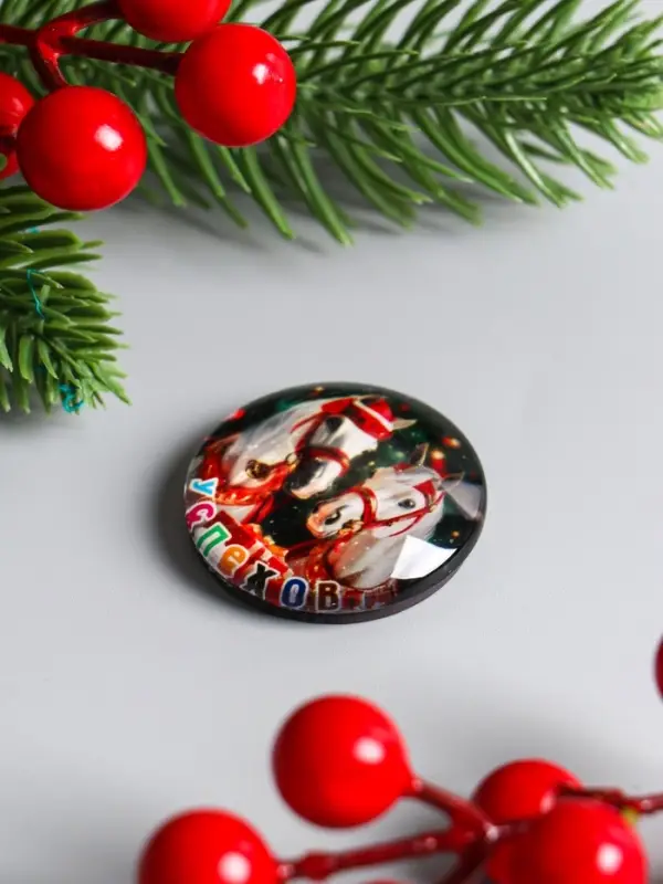 Магнит стекло  "Двойка белоснежных коней - С Новым годом" d=3,3 см