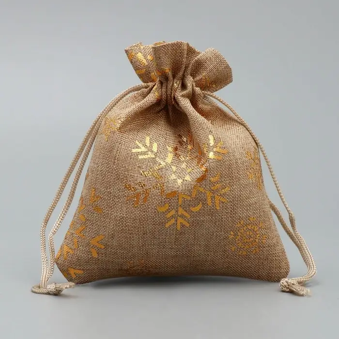 Мешочек подарочный холща &laquo;Золотые снежинки&raquo;, тиснение, 10 х 12 см +/- 1.5 см