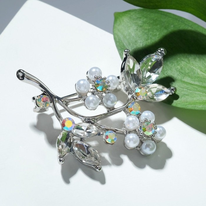 Брошь &laquo;Жемчужные цветы&raquo; со стеклянными листами, цвет белый в серебре