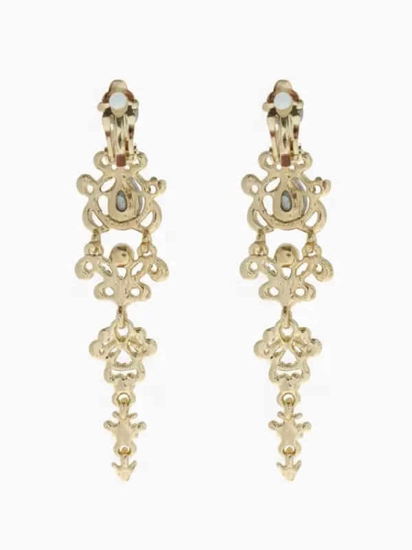 Клипсы для ушей висячие со стразами QF &laquo;Ажур&raquo;, капли с завитками, бело-синяя в золоте