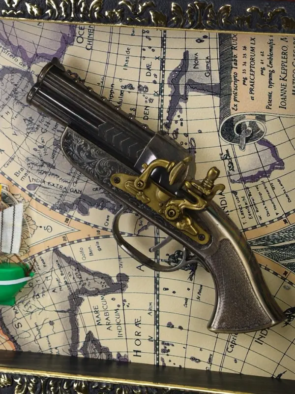 Сувенирное изделие - панно настенное в раме "Карта. Револьвер и корабль" 26х36х5 см