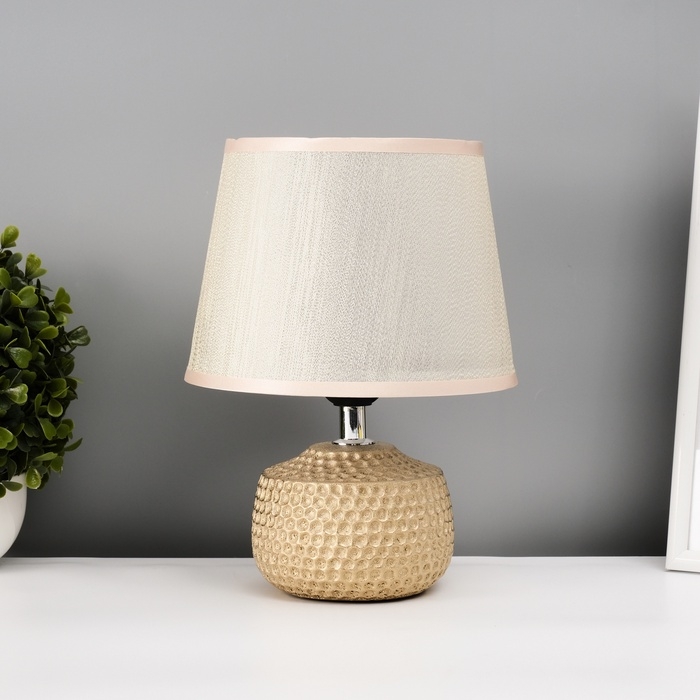 Настольная лампа с абажуром RISALUX «Капли дождя», 1×40 Вт, Е27, золото, 17.5×17.5×23.5 см Настольная лампа с абажуром RISALUX «Капли дождя», 1×40 Вт, Е27, золото, 17.5×17.5×23.5 см