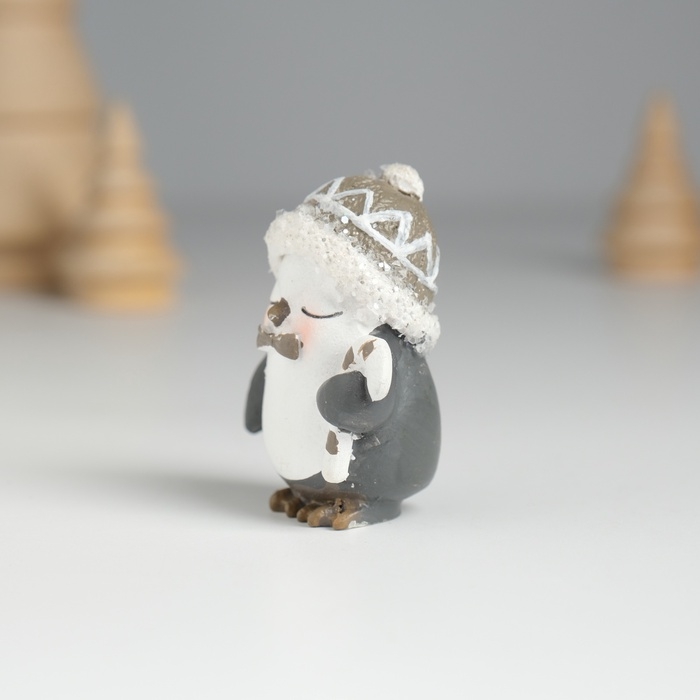 Сувенир полистоун Сувенир полистоун "Пингвин в шапке, с леденцом" 3,5х2,5х4,6 см