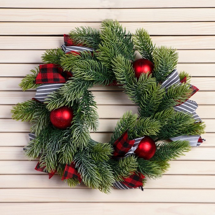 Венок новогодний d- 30 см  Венок новогодний d- 30 см "Уютная сказка" полосатые ленты шары