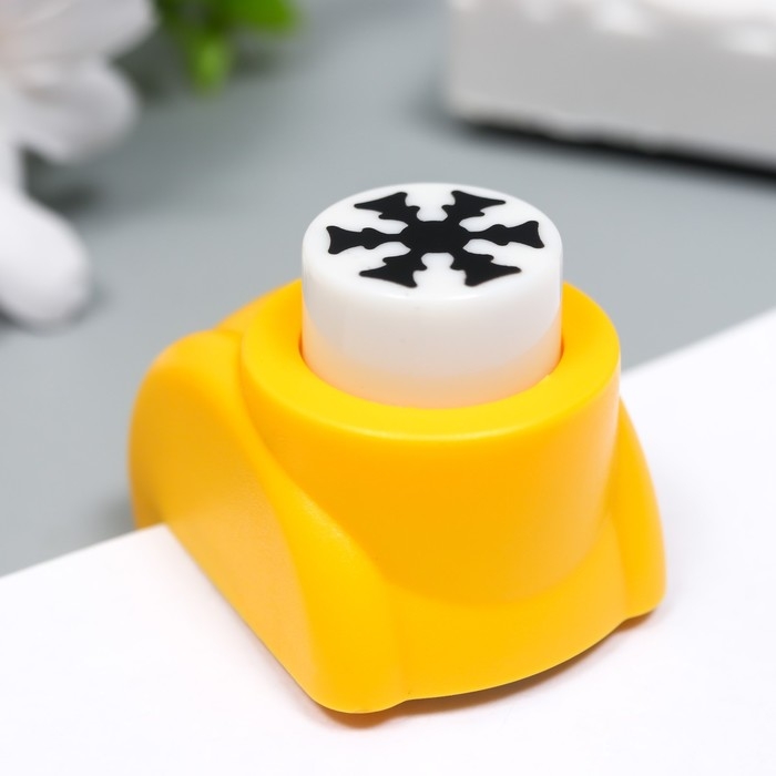 Фигурный дырокол д. 1,5 см снежинка 3,5*4*4 см МИКС Фигурный дырокол д. 1,5 см снежинка 3,5*4*4 см МИКС