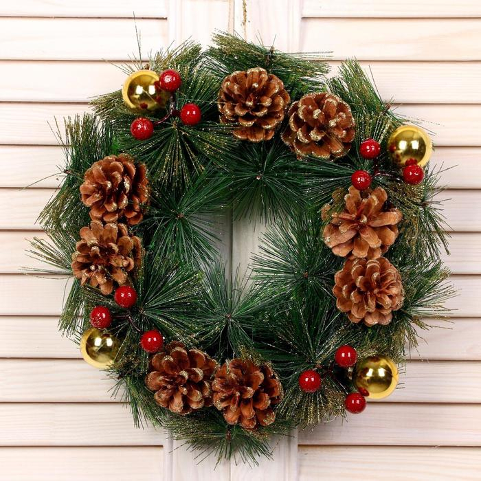 Венок новогодний d-25 см  Венок новогодний d-25 см "Золотые шишки и ягодки"