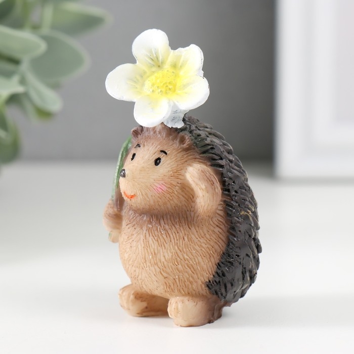 Сувенир полистоун  Сувенир полистоун "Ёжик с цветком/листиком" МИКС 3,8х4,3х7,5 см