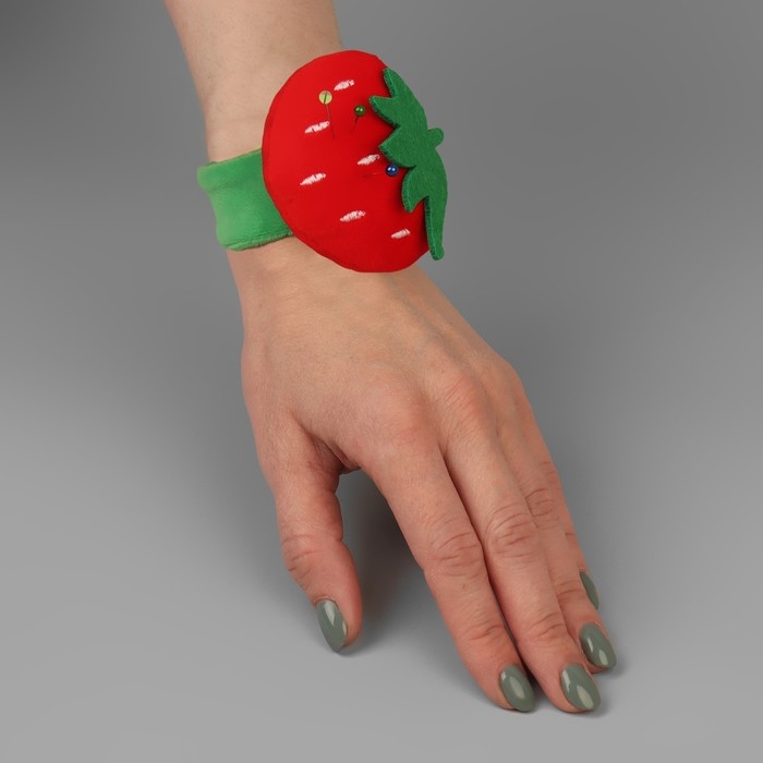 Игольница на браслете «Клубничка», 23 × 7 см, цвет зелёный/красный Игольница на браслете «Клубничка», 23 × 7 см, цвет зелёный/красный
