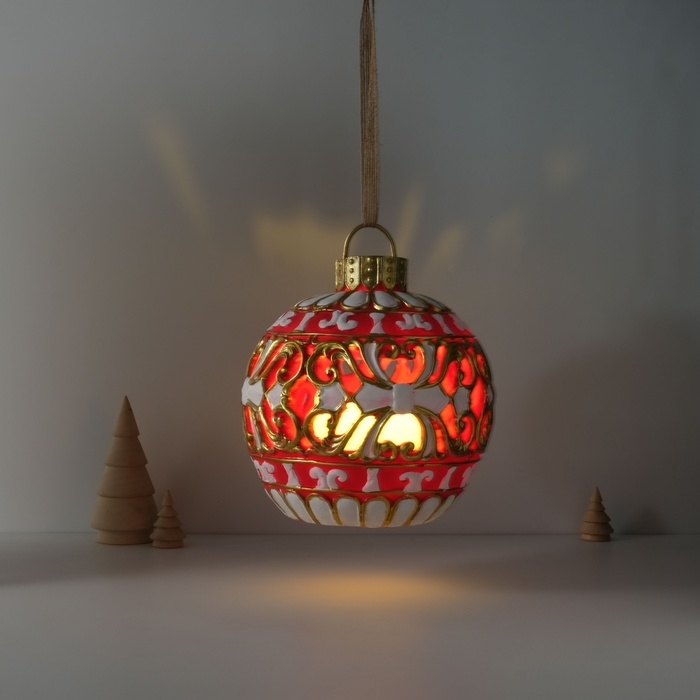 Сувенир полистоун свет Сувенир полистоун свет "Новогодний шар красный с белыми узорами" 16,5х16,5х20 см
