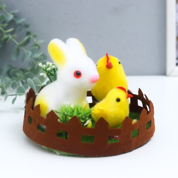 Сувенир пасхальный Сувенир пасхальный "Кролик и два цыплёнка на лужайке с цветами" 14х14х10,5 см