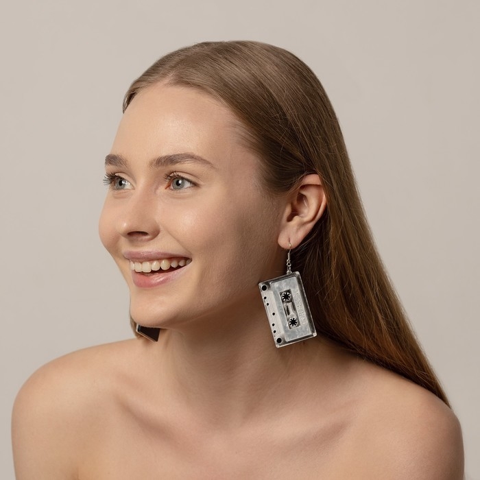 Серьги акрил &laquo;Кассета&raquo; надпись, цвет серебро