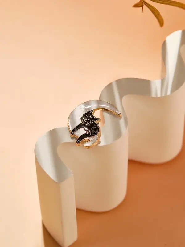 Значок &laquo;Кот&raquo;, на Луне, чёрно-белый в золоте