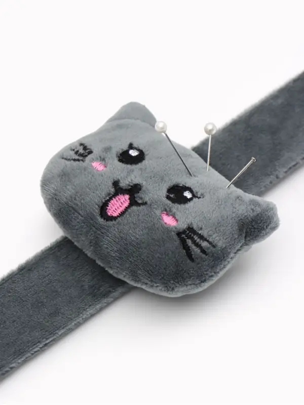 Игольница на браслете &laquo;Кошка&raquo;, 23&times;6.5 см, серая