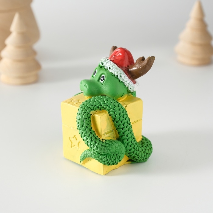 Сувенир полистоун Сувенир полистоун "Змей с подарком, в новогоднем колпаке с рожками" 5х5,8 см