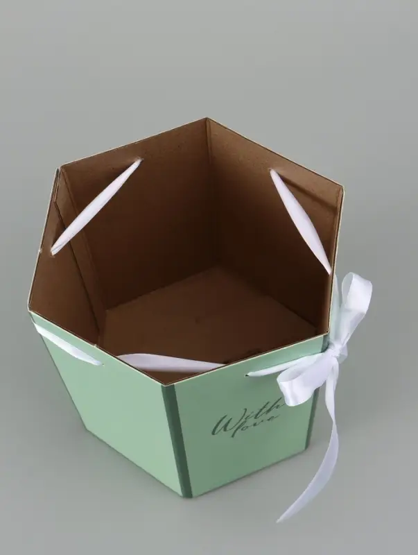 Коробка - переноска подарочная для цветов &laquo;С любовью&raquo;, 17&times;14.8&times;19.5 см, шестигранник