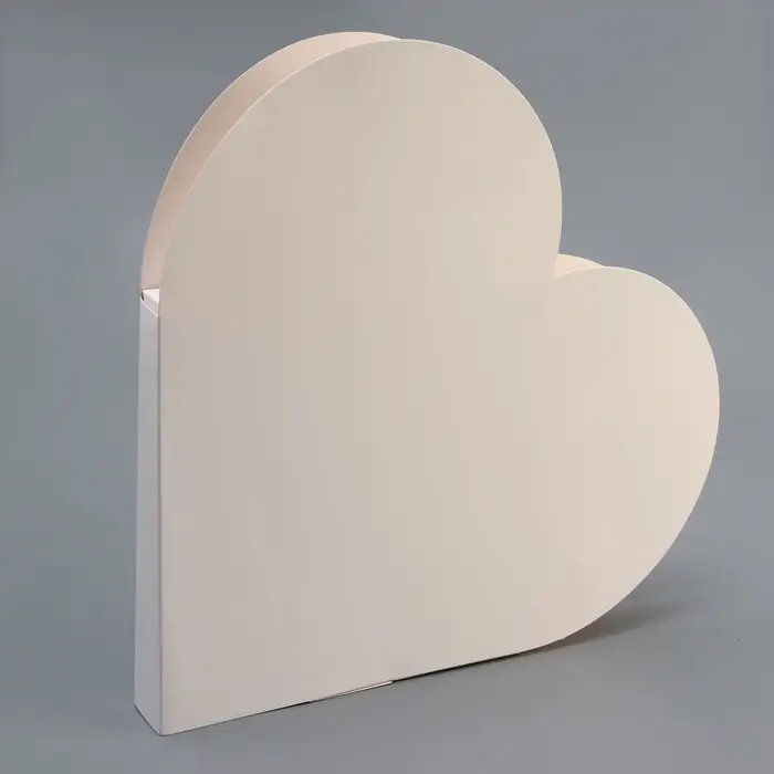 Подарочная коробка - сердце, с вкладышем внутри для конфет, открыток и сувениров, белая, 18&times;18&times;3 см