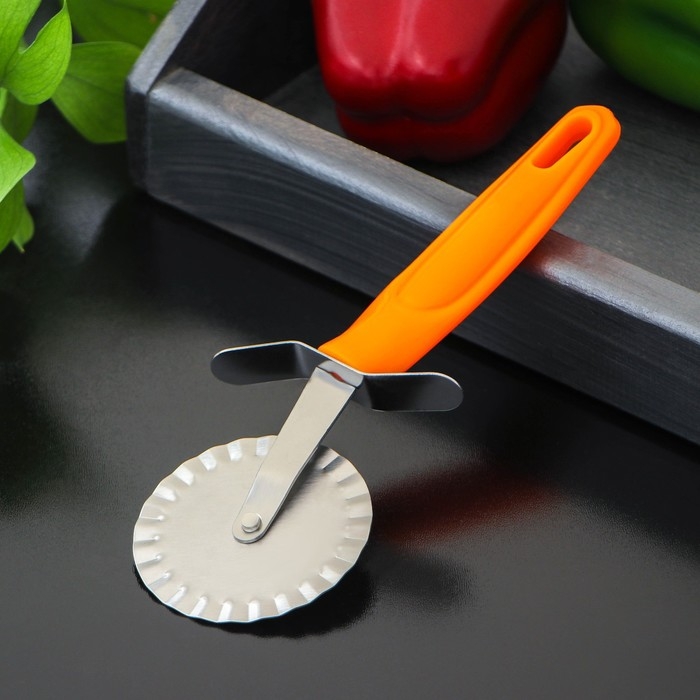 Нож для пиццы и теста Доляна «Оранж», 19 см, ребристый, цвет оранжевый Нож для пиццы и теста Доляна «Оранж», 19 см, ребристый, цвет оранжевый