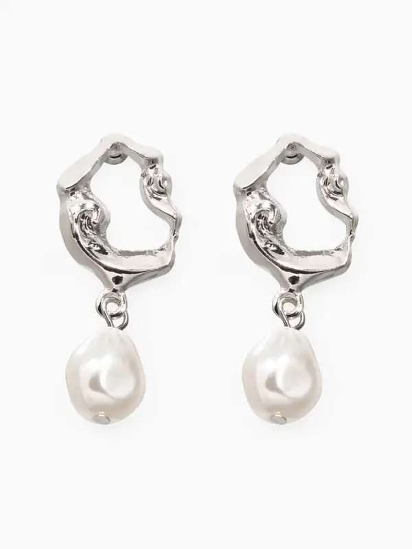 Серьги жемчуг "Капелька" мятый металл, цвет белый в серебре