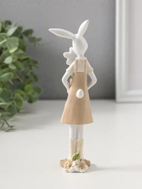 Сувенир полистоун "Зайка в бежевом сарафане с цветком в горшке" 19 см
