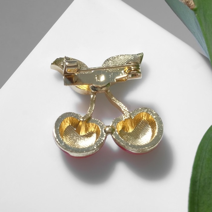 Брошь «Вишенки» пара с листом, цвет красно-зелёный в золоте (неделимая фасовка 12 шт., цена за шт.) Брошь «Вишенки» пара с листом, цвет красно-зелёный в золоте (неделимая фасовка 12 шт., цена за шт.)