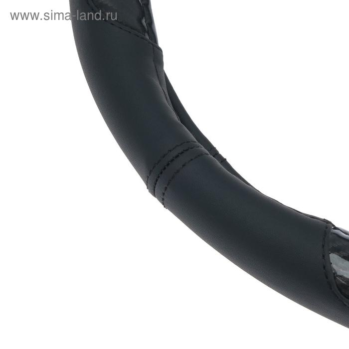 Оплетка на руль TORSO, кожа PU, перфорация, размер 38 см, черная карбоновая вставка, черный Оплетка на руль TORSO, кожа PU, перфорация, размер 38 см, черная карбоновая вставка, черный