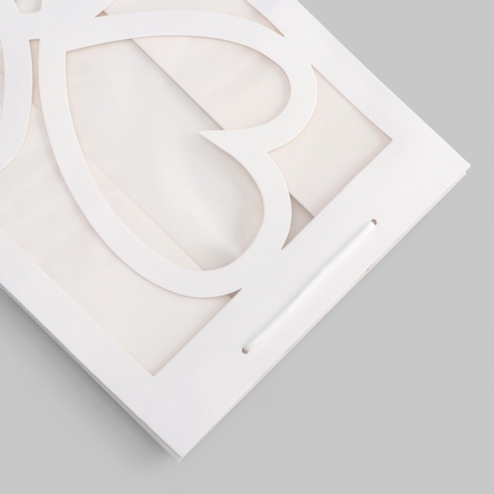 Пакет подарочный с фигурным окном, 25 х 18 х 35 см, белый Пакет подарочный с фигурным окном, 25 х 18 х 35 см, белый