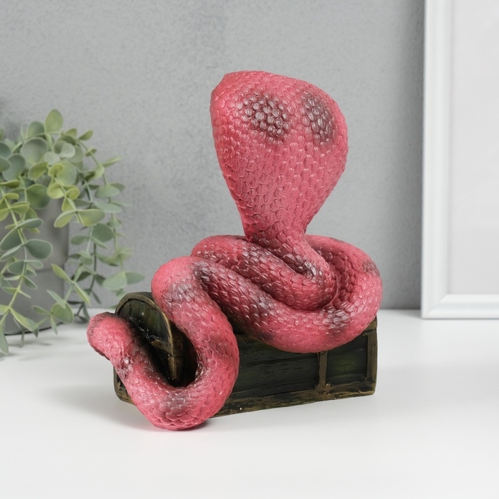 Новогодняя фигурка Новогодняя фигурка "Кобра на сундуке" 20 х 17 х 12 см, темно-розовый