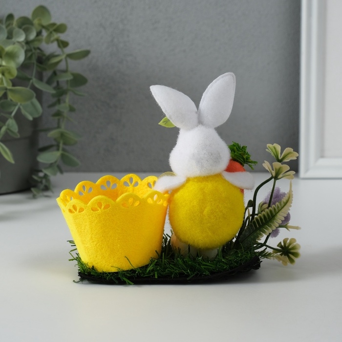 Сувенир  Сувенир "Зайка с морковкой около корзинки" 5х11,5х13,5 см