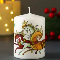 Свеча новогодняя пеньковая "Три коня" 6х6х8 см