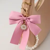 Брелок на карабине "Двойной бант с жемчугом и подвеской" розово-белый 13х8,5х1 см