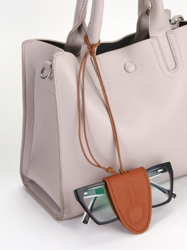 Держатель для очков на шею, шнурок  88 см, 4.5 х 7 см, коричневый Держатель для очков на шею, шнурок  88 см, 4.5 х 7 см, коричневый