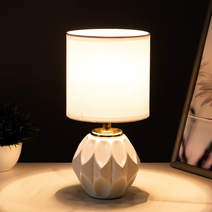 Настольная лампа Настольная лампа "Амальтея" Е14 40Вт белый 13х13х25 см RISALUX