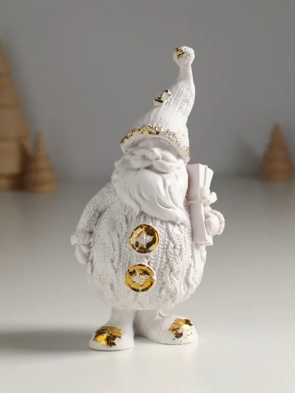 Фигура "Дед Мороз с подарком" 16х8,5х6,5 см, белый с позолотой