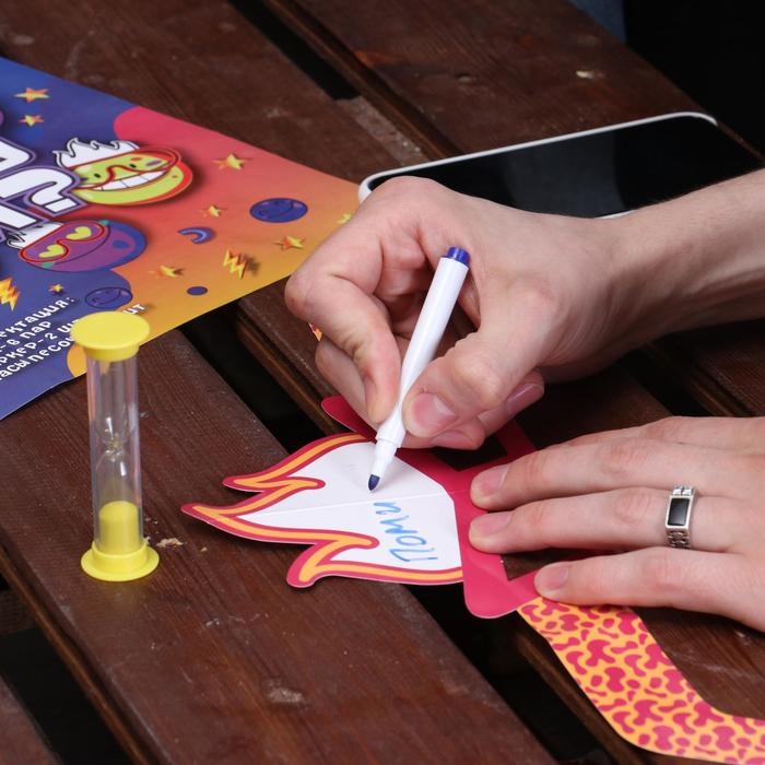 Увлекательная настольная игра  Увлекательная настольная игра "Кто Я?" 6 очков, 2 стираемых маркера, часы песочные 1 мин