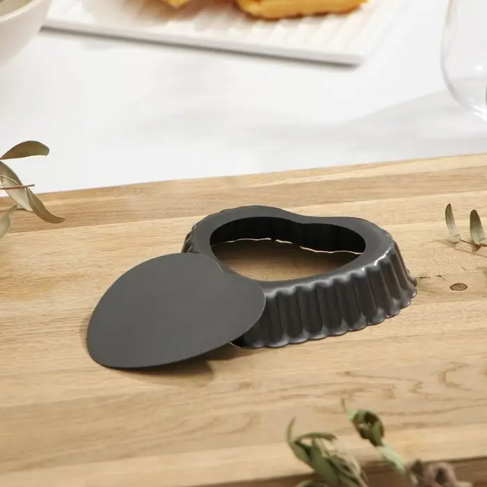 Форма для выпечки «Жаклин. Рифлёное сердце», 11×2 см, съёмное дно, антипригарное покрытие, цвет чёрный Форма для выпечки «Жаклин. Рифлёное сердце», 11×2 см, съёмное дно, антипригарное покрытие, цвет чёрный